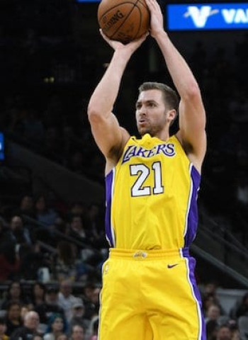 Travis Wear jugará en los Lakers hasta final de temporada