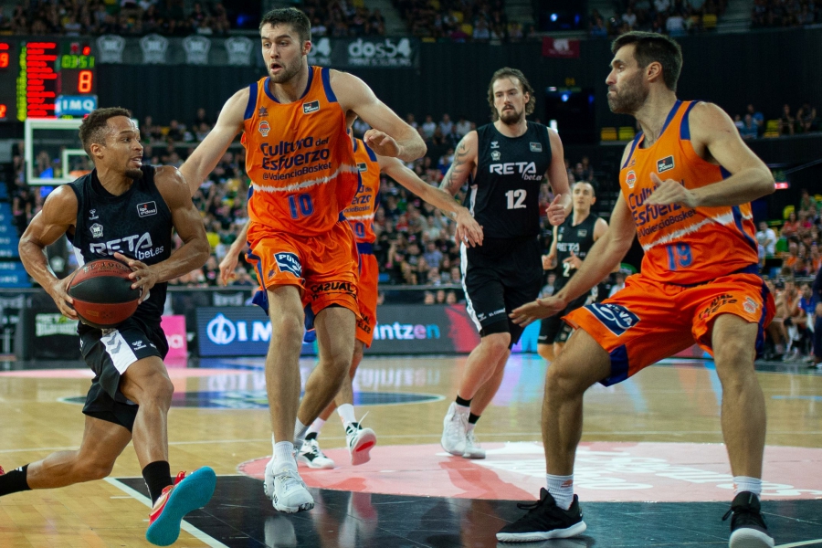 Visita del Valencia Basket a la cancha del RETAbet Bilbao Basket para cerrar la primera vuelta