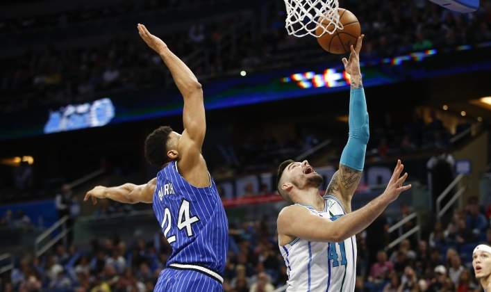 Los Hornets garantizan el contrato de Willy Hernángomez