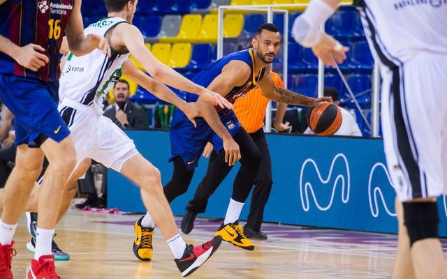 Un derbi decisivo con público en el Palau