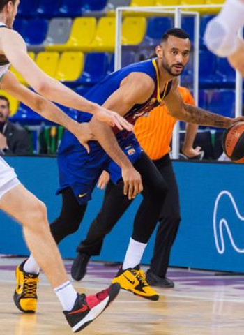 Un derbi decisivo con público en el Palau
