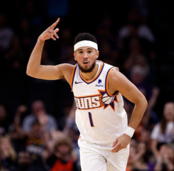 Histórico: Devin Booker firma con Phoenix por 145 millones y bate récords salariales