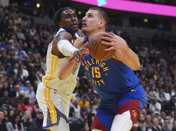 Jokic sale al rescate de los Nuggets ante los Warriors, 115-119