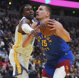 Jokic sale al rescate de los Nuggets ante los Warriors, 115-119
