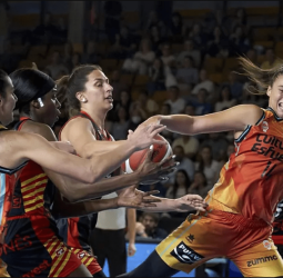 La nueva versión del Spar Girona levanta su tercera Supercopa (70-65)