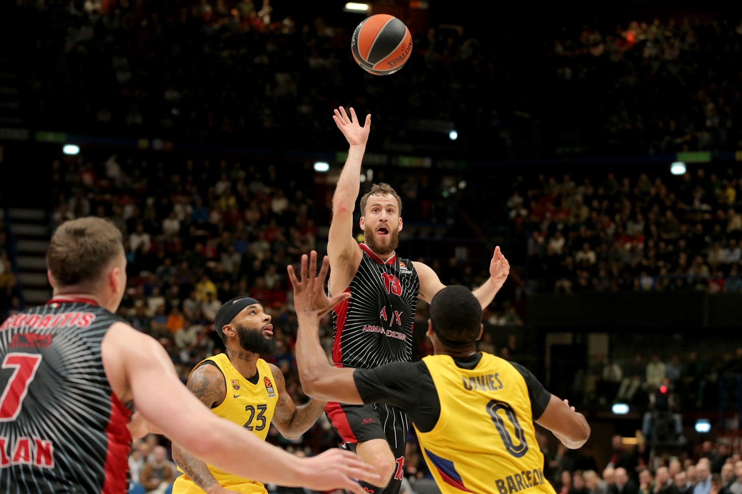 El Armani Milán inflige la primera derrota del Barcelona (83-70)