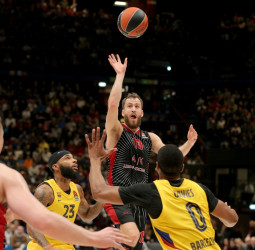 El Armani Milán inflige la primera derrota del Barcelona (83-70)