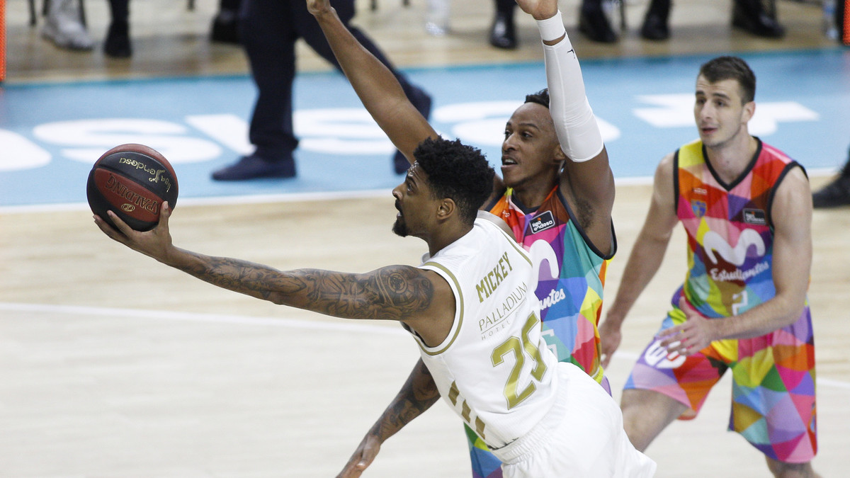 El Madrid gana el derbi y cierra líder la primera vuelta de la Liga (72-87)