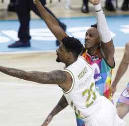 El Madrid gana el derbi y cierra líder la primera vuelta de la Liga (72-87)