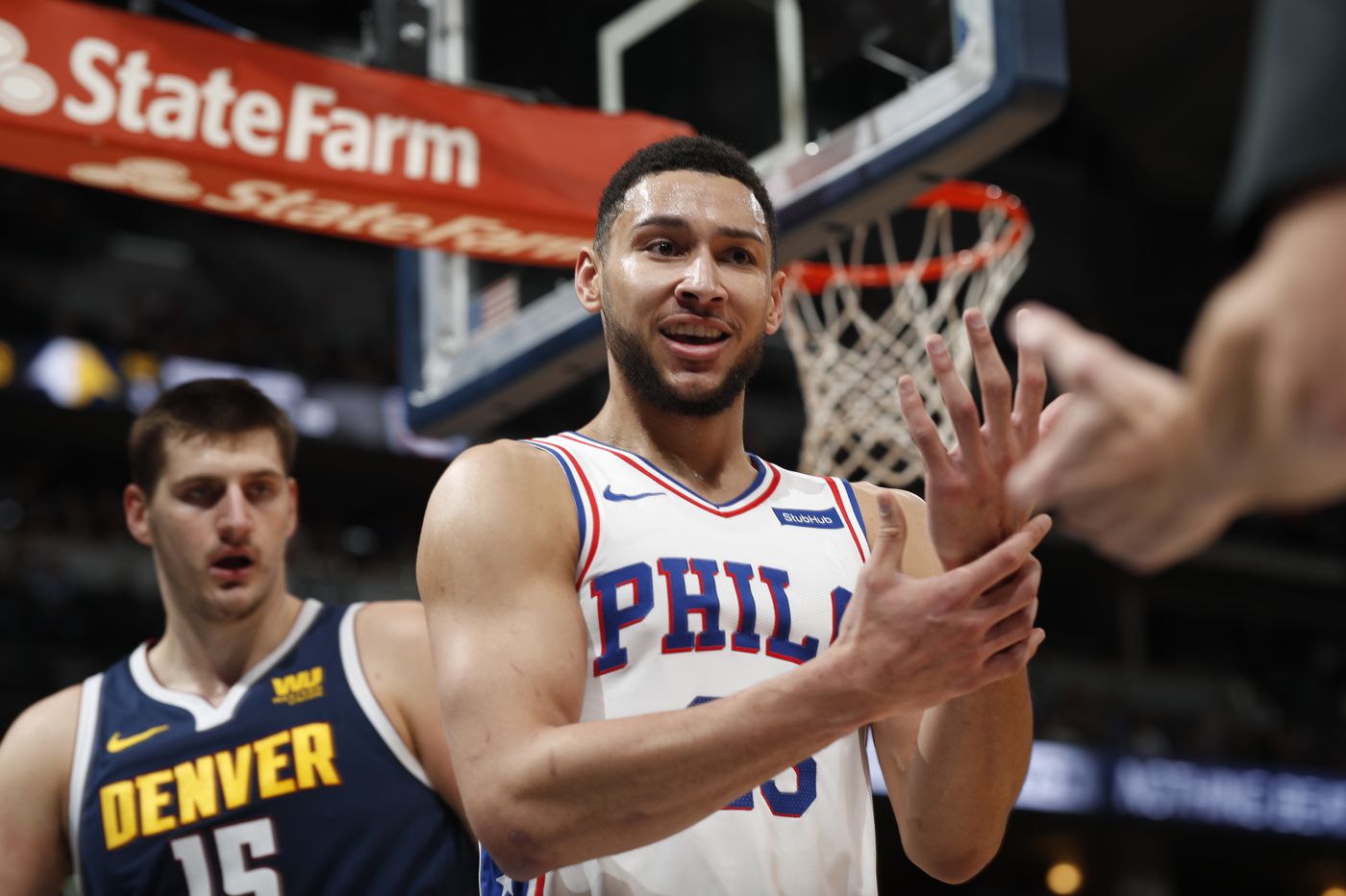 Embiid lidera y mantiene a los Sixers invictos en su casa