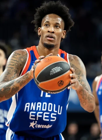 Clyburn y Micic lideran al Efes sobre el Panathinaikos, 88-69