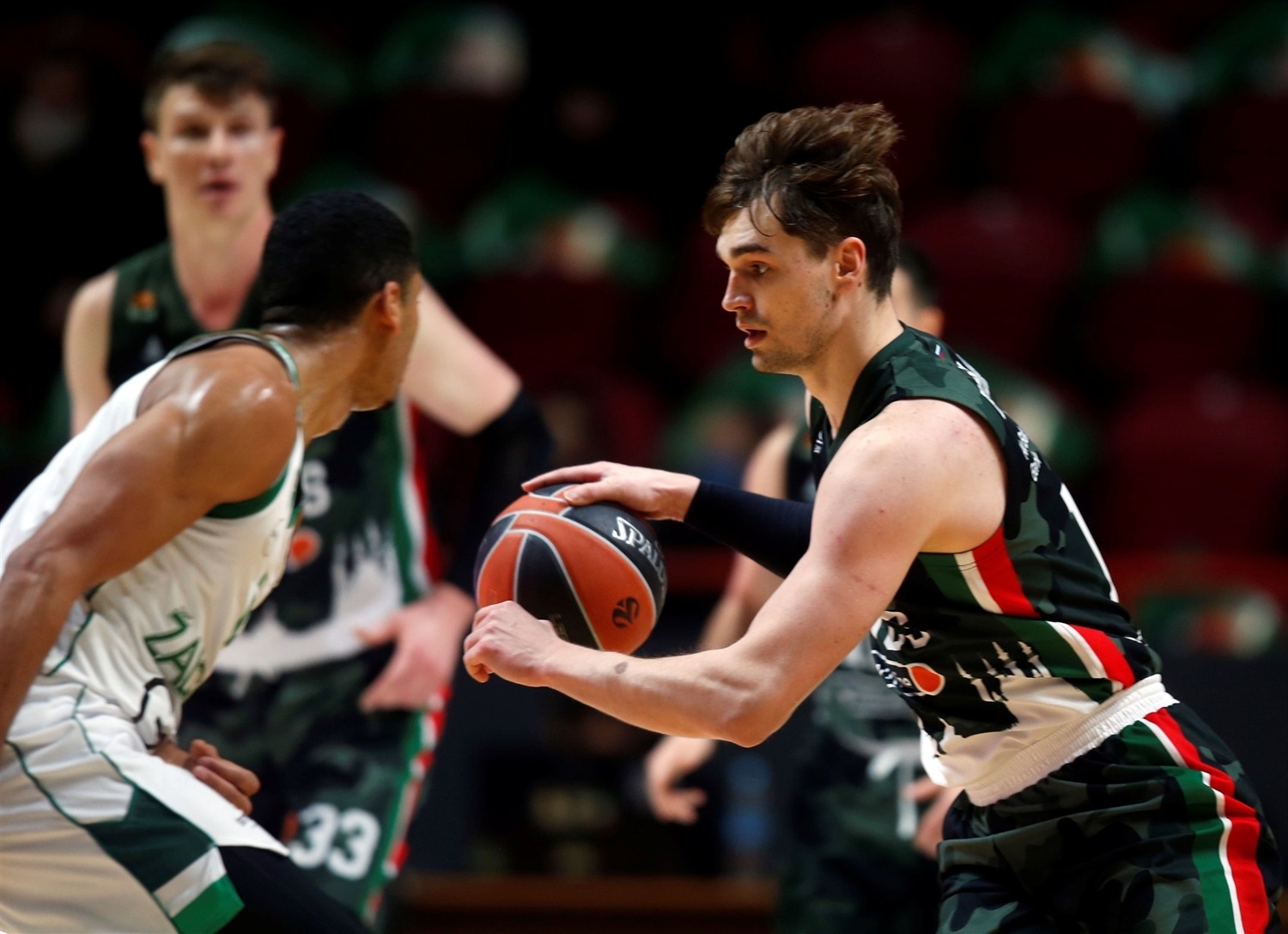 Hezonja impulsa al UNICS ante el Zalgiris (66-53)