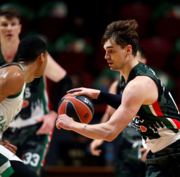 Hezonja impulsa al UNICS ante el Zalgiris (66-53)