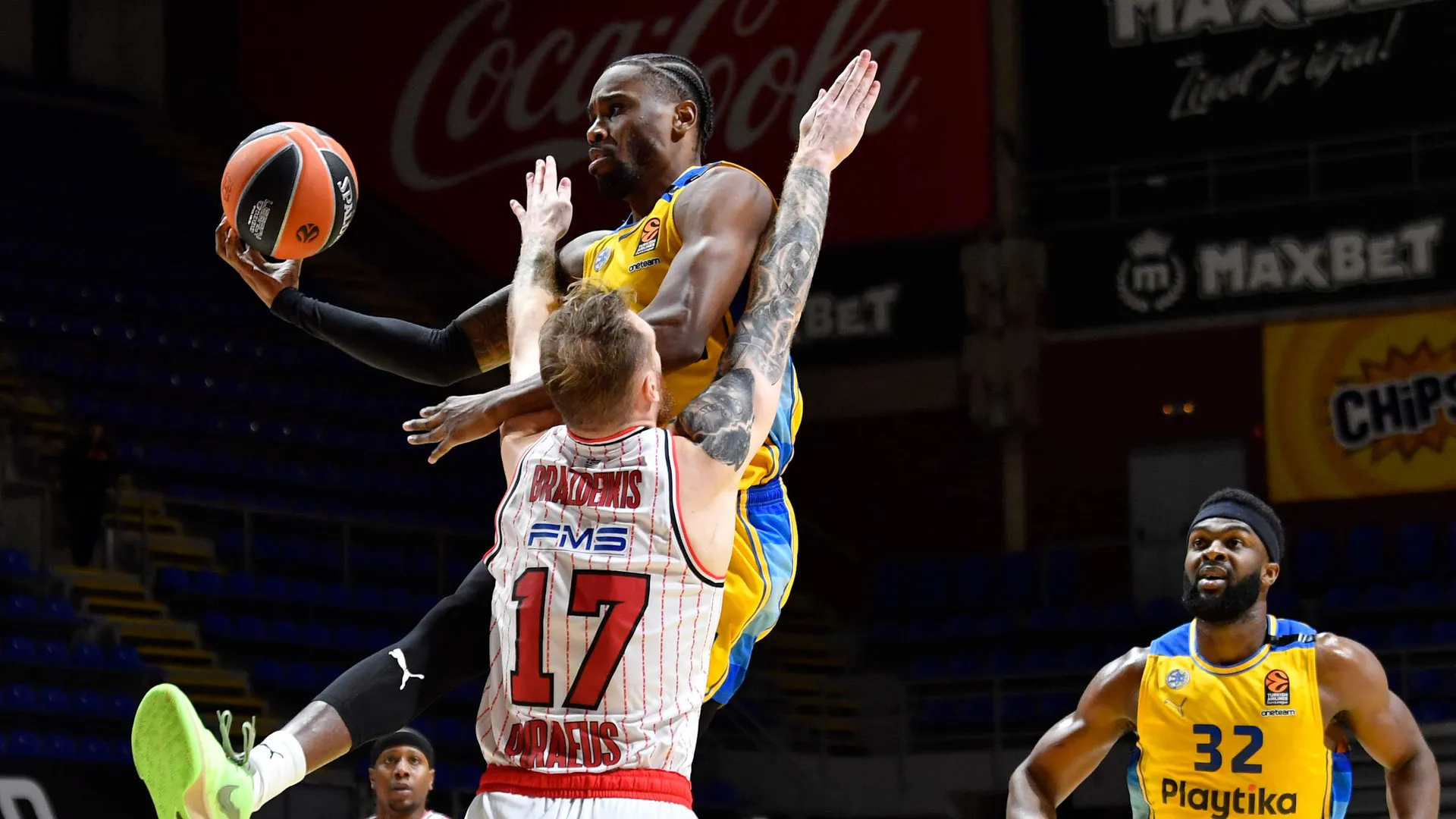 Un diezmado Olympiacos resiste al Maccabi, 74-79