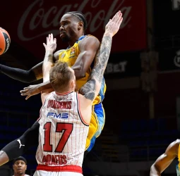 Un diezmado Olympiacos resiste al Maccabi, 74-79