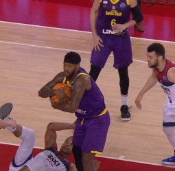 El Baxi Manresa se queda a un paso de completar la remontada (65-67)