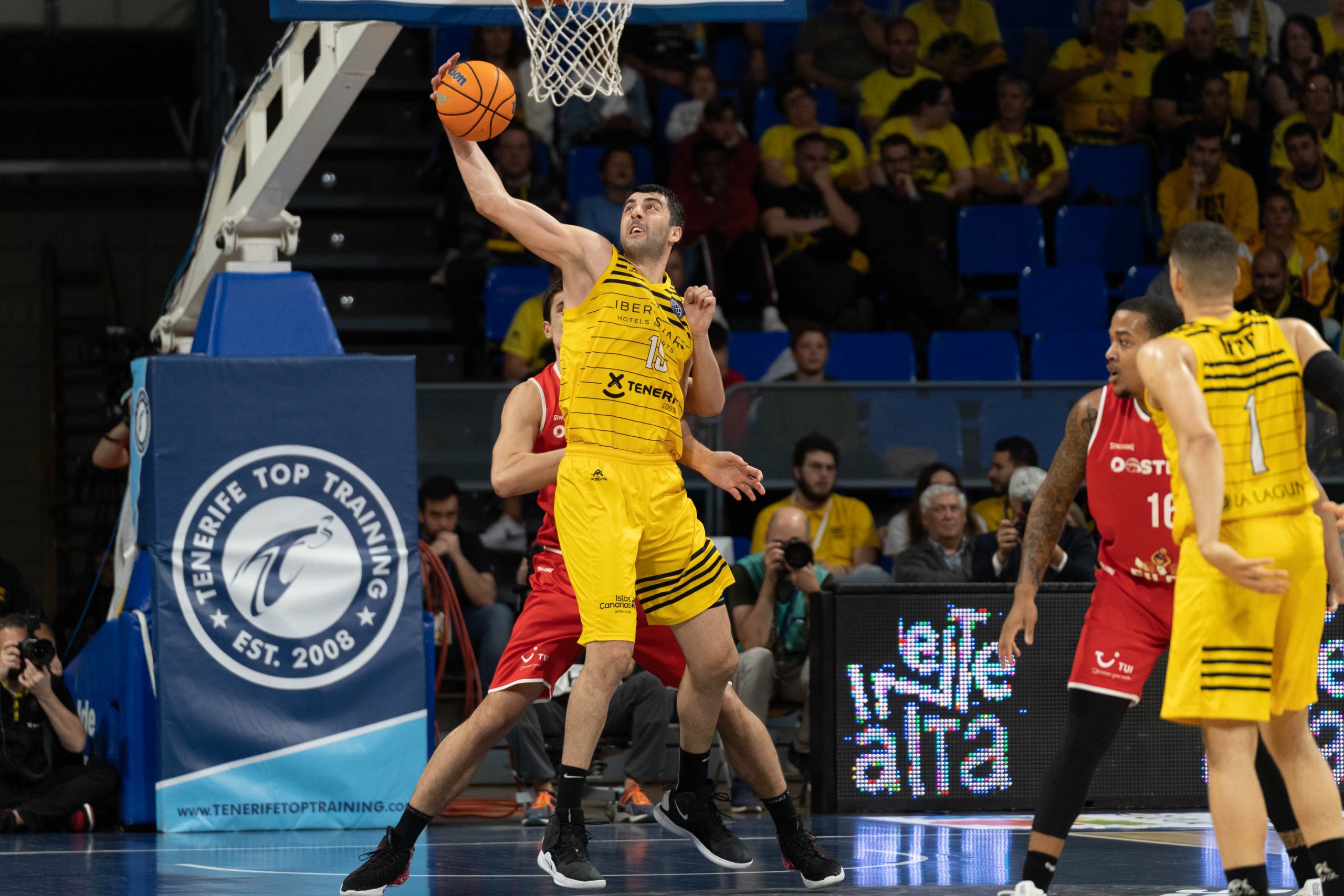 [1-0] El Iberostar Tenerife tira de oficio para adelantarse en su serie ante un buen Oostende (85-75)
