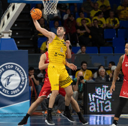 [1-0] El Iberostar Tenerife tira de oficio para adelantarse en su serie ante un buen Oostende (85-75)