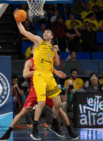[1-0] El Iberostar Tenerife tira de oficio para adelantarse en su serie ante un buen Oostende (85-75)