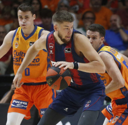 El Bitci Baskonia tira de corazón para conquistar La Fonteta (59-76)