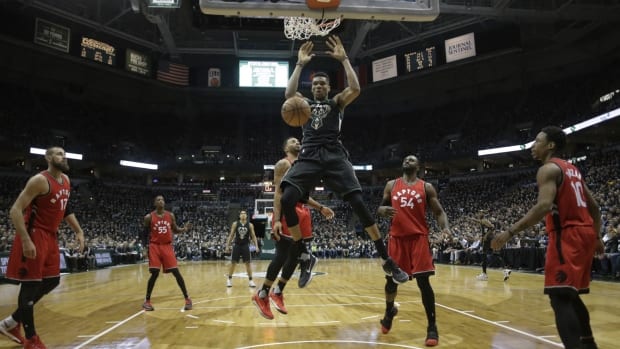 [1-2] Los Bucks arrollan a Toronto y vuelven a dominar la serie (77-104)