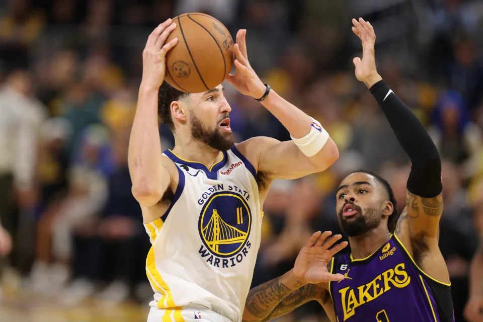 Los triples de Thompson hacen reaccionar a los Warriors (100-127) [1-1]