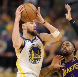 Los triples de Thompson hacen reaccionar a los Warriors (100-127) [1-1]