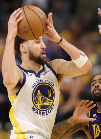 Los triples de Thompson hacen reaccionar a los Warriors (100-127) [1-1]