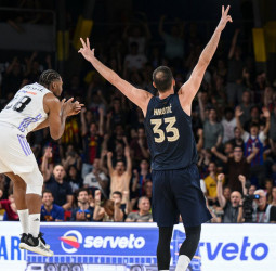 El Barça noquea al Madrid en un final de infarto (86-85) [2-0]