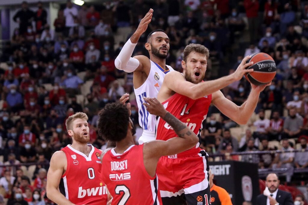 Olympiacos quiere intentar retener a Sasha Vezenkov