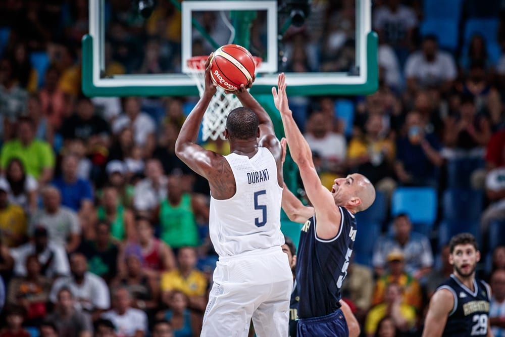 Estados Unidos supera a Argentina (105-78)