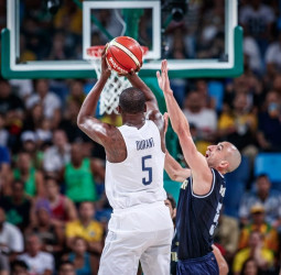Estados Unidos supera a Argentina (105-78)