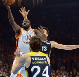 El Galatasaray negocia la renovación de Lasme, McCollum y Schilb