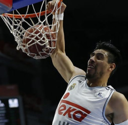 El Real Madrid completa las semifinales tras derrotar al UCAM Murcia (93-72)