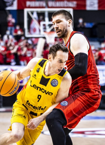 El Lenovo Tenerife se exhibe y sella su pase a cuarto de final de la BCL (64-83)
