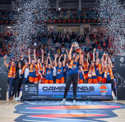 El Valencia Basket inaugura su palmarés copero, 77-53