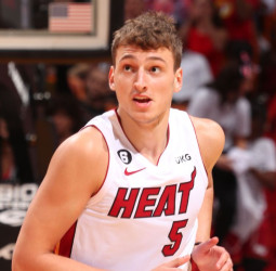 Los Heat garantizan el contrato de Nikola Jovic