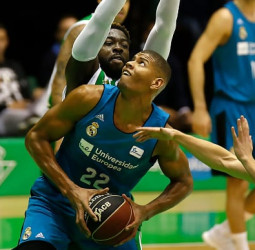 Tavares impone su estatura para firmar 15 rebotes y 4 tapones