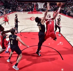 Gran victoria, por uno, de los Rockets ante los Cavaliers, 109-108