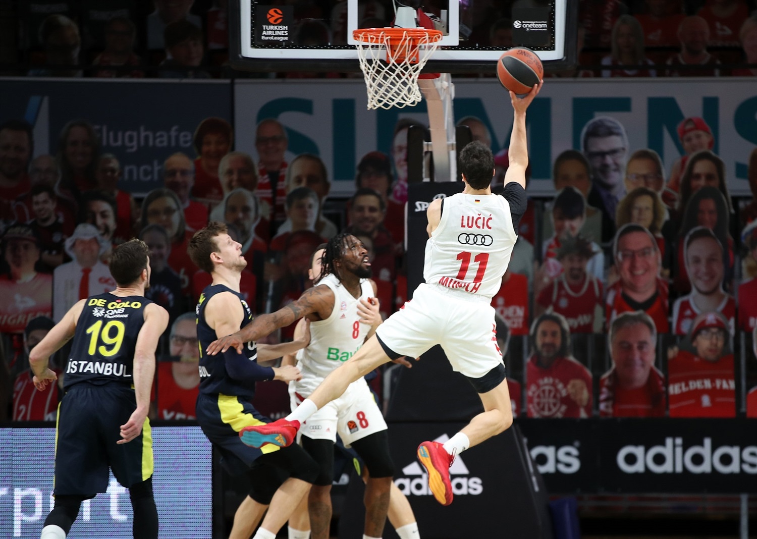 El Bayern recibe a Djordjevic y a dos ex jugadores del Fenerbahce