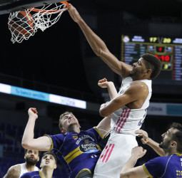El Real Madrid se mantiene invicto en un partido marcado por la expulsión de Moncho Fernández (84-77)