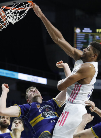 El Real Madrid se mantiene invicto en un partido marcado por la expulsión de Moncho Fernández (84-77)