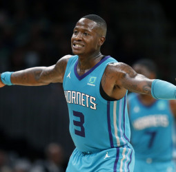Knicks y Hornets negocian por Terry Rozier