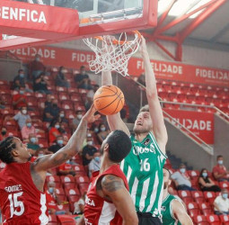 Estreno victorioso y buenos detalles del Coosur Betis en Lisboa (71-74)