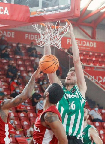 Estreno victorioso y buenos detalles del Coosur Betis en Lisboa (71-74)