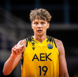 Mindaugas Kuzminskas, muy cerca de renovar con el AEK Atenas
