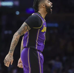 Una primera mitad de locura marca el camino de la victoria para los Lakers