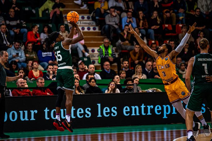 Triunfo y liderato del Unicaja en Limoges (67-84)