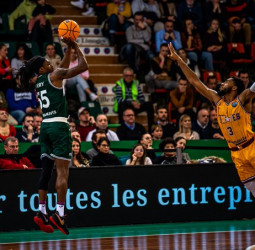Triunfo y liderato del Unicaja en Limoges (67-84)