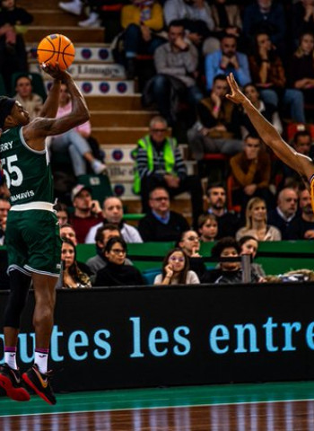 Triunfo y liderato del Unicaja en Limoges (67-84)